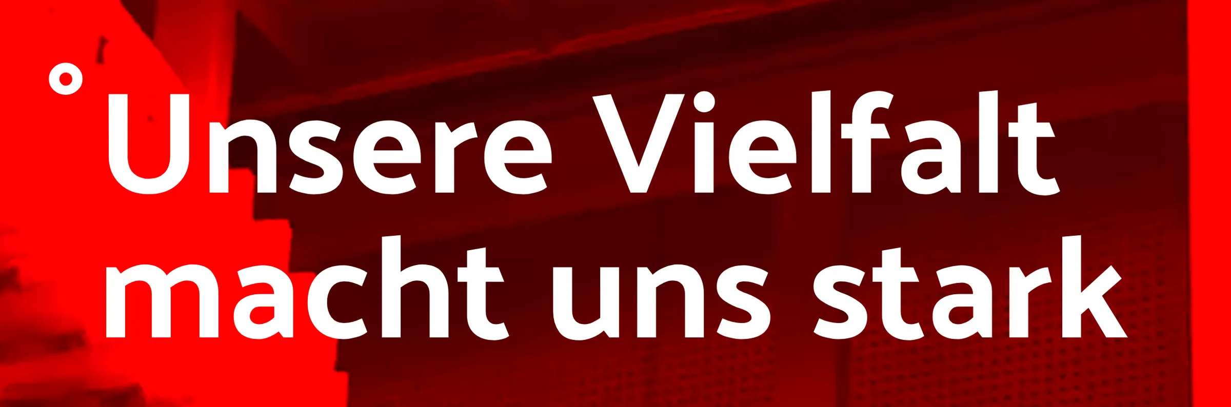 Close-up of the homepage headline 'Unsere Vielfalt macht uns stark' in white over red